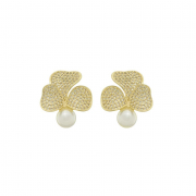 BRINCO 3 PÉTALAS CRAVEJADAS COM PÉROLA - BANHADO A OURO