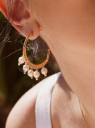 BRINCO ARGOLA COM 5 PÉROLAS - BANHADO A OURO