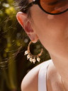 BRINCO ARGOLA COM 5 PÉROLAS - BANHADO A OURO