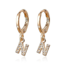 BRINCO ARGOLA DE LETRA CRAVEJADA - OURO