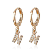 BRINCO ARGOLA DE LETRA CRAVEJADA - OURO