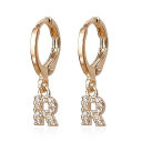 BRINCO ARGOLA DE LETRA CRAVEJADA - OURO