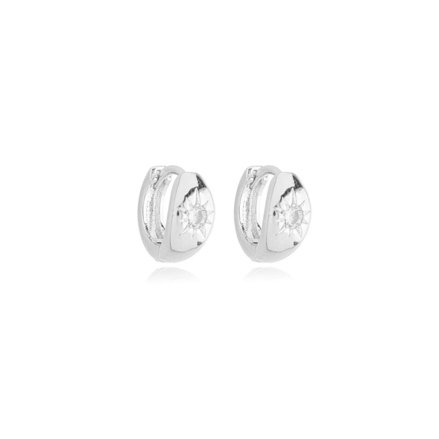 BRINCO ARGOLA UMA ESTRELA CRAVEJADA PEQUENA - BANHADO A RODIO BRANCO (T-H)