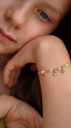 PULSEIRA INFANTIL PÉROLAS E CORAÇÕES COLORIDOS - BANHADO A OURO